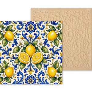 Puede incluir: Un posavasos cuadrado con un patr&oacute;n vibrante de limones amarillos, hojas verdes y flores blancas sobre un fondo crema con intrincados adornos en azul y dorado. El reverso es de piedra de color beige claro, s&oacute;lida y con textura.
