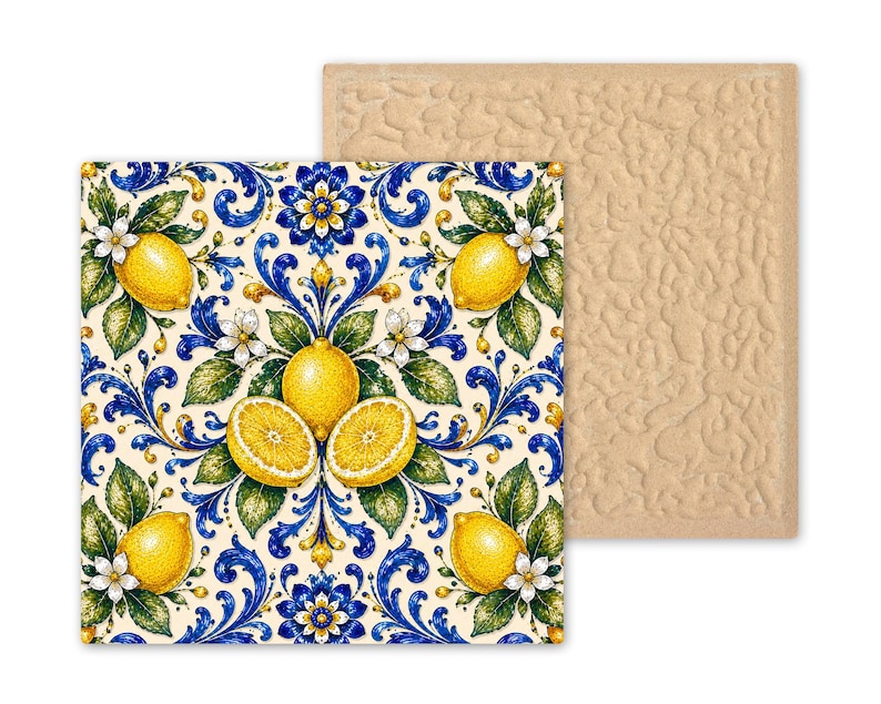 Puede incluir: Un posavasos cuadrado con un patr&oacute;n vibrante de limones amarillos, hojas verdes y flores blancas sobre un fondo crema con intrincados adornos en azul y dorado. El reverso es de piedra de color beige claro, s&oacute;lida y con textura.