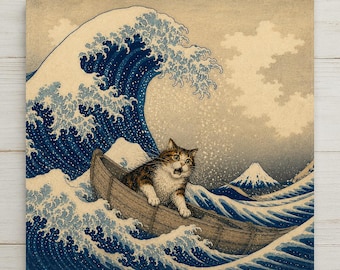 Könnte beinhalten: Ein quadratischer Wandkunstdruck mit einer braun-weißen getigerten Katze, die in einem kleinen Holzboot sitzt, vor einer großen, stilisierten blauen Meereswelle und einem fernen schneebedeckten Berg im traditionellen japanischen Holzschnittstil.