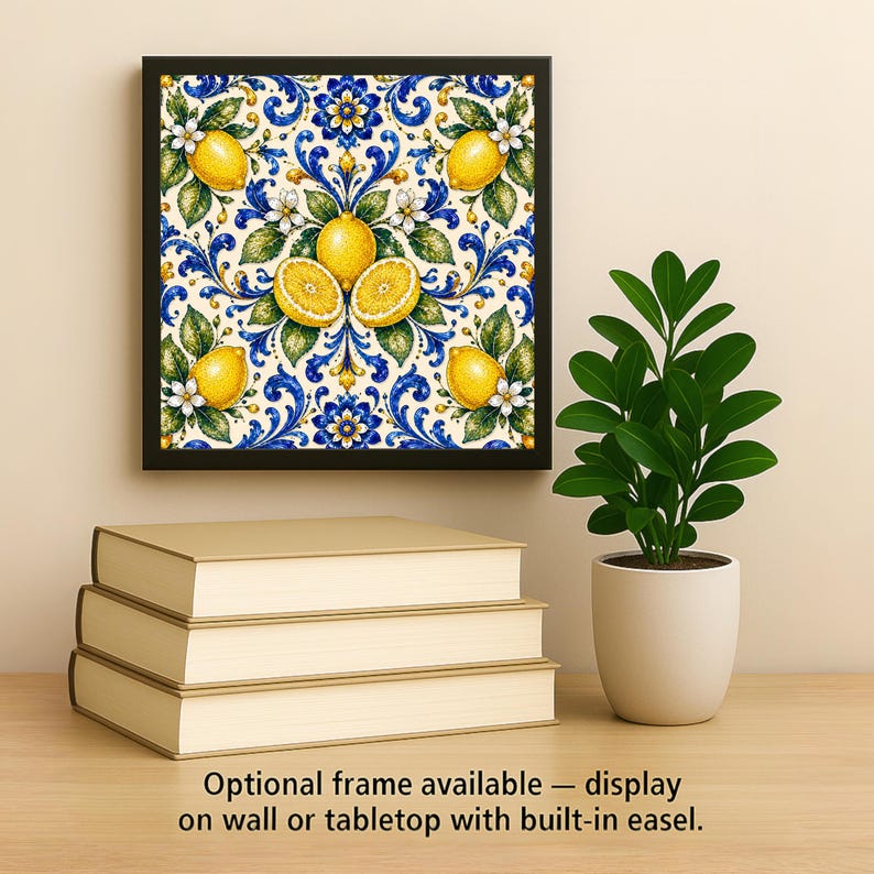 Puede incluir: Una pieza de arte mural cuadrada en un marco negro con un patr&oacute;n repetitivo de limones amarillo brillante, hojas verdes, flores blancas y complejos dise&ntilde;os de volutas en azul y blanco. La obra se muestra sobre una pila de tres libros.