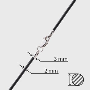 Peut inclure: Un collier en cordon de cuir noir avec un fermoir argent&eacute;. Le cordon mesure 2 mm de large et 3 mm d'&eacute;paisseur.