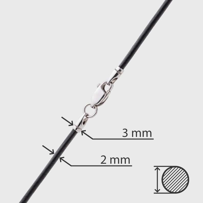 Peut inclure: Un collier en cordon de cuir noir avec un fermoir argent&eacute;. Le cordon mesure 2 mm de large et 3 mm d'&eacute;paisseur.
