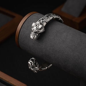 Brazalete de guerrero vikingo, brazalete ajustable de metal nórdico, torc con cabezas de lobo, joyería vikinga para hombres y mujeres, regalo para él y para ella 000-923