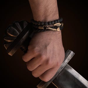 Pulseira masculina de pedra vulcânica com machado viking, pulseira nórdica masculina, pulseira de contas pretas, joia masculina, pulseira simbólica para presentear.