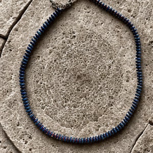Gargantilla de cuentas redondas con piedras azules / Gargantilla hecha a mano / Collar apilable estilo bohemio / Regalo para ella