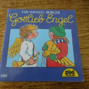 Peut inclure: Une couverture de livre bleue avec le titre "Gottlieb Engel" d'Eva Wenzel-Burger. La couverture présente des illustrations de deux anges, l'un avec des ailes dorées et une trompette, l'autre avec des ailes jaunes et une écharpe rouge. Le livre fait partie de la série "Pixi Bücher" et porte le numéro 595 imprimé en bas à gauche.