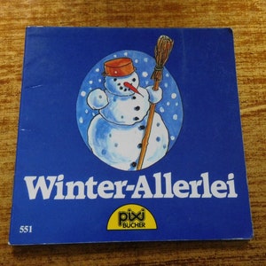 Könnte beinhalten: Ein blauer quadratischer Buchumschlag mit dem Titel "Winter-Allerlei" in weißem Text. Das Cover zeigt einen Cartoon-Schneemann mit einem Besen und einem roten Hut in einem blauen Kreis. Das Buch hat die Nummer 551 und das Logo "pixi BÜCHER".