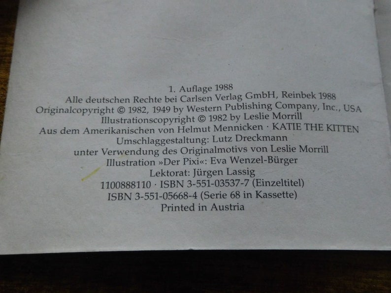 Puede incluir: Una portada de libro con el t&iacute;tulo "KATIE THE KITTEN" en letras negras y en negrita. El libro es de la serie "Der Pixi" y est&aacute; impreso en Austria. La informaci&oacute;n de copyright aparece en la contraportada.