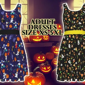 Pode incluir: Dois vestidos sem mangas com decote redondo. O vestido da esquerda &eacute; azul-escuro com uma cintura preta e um padr&atilde;o de ab&oacute;boras, fantasmas e personagens. O vestido da direita &eacute; preto com uma cintura amarela e um padr&atilde;o de doces. Texto: ADULT DRESSES SIZE XS-5XL.