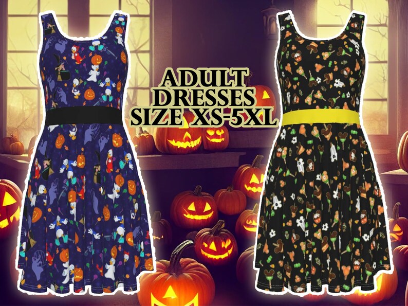 Pode incluir: Dois vestidos sem mangas com decote redondo. O vestido da esquerda &eacute; azul-escuro com uma cintura preta e um padr&atilde;o de ab&oacute;boras, fantasmas e personagens. O vestido da direita &eacute; preto com uma cintura amarela e um padr&atilde;o de doces. Texto: ADULT DRESSES SIZE XS-5XL.