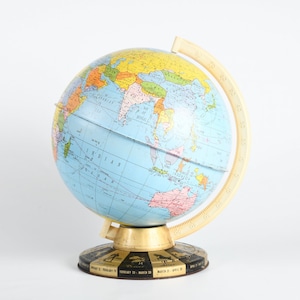 Vintage metalen wereldbol met dierenriem uit de jaren 60 |   door Ohio Art | Echte vintage woondecoratie uit de jaren 60