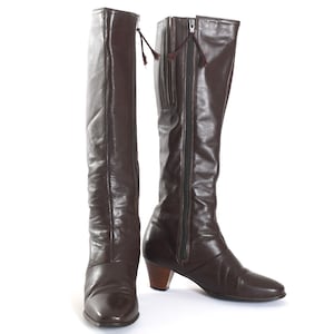 Vintage jaren 1970, maat 7 m hoge bruine leren laarzen met hak | door Cobbies | Echte vintage jaren 70 laarzen met rits