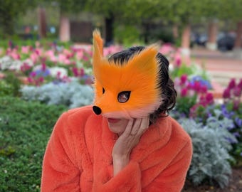 Máscara de zorro neón al atardecer, hecha a mano