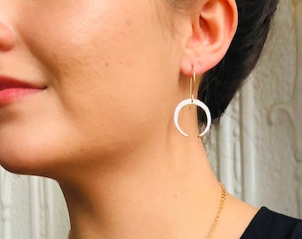 Pendientes de media luna de plata de ley, aros de media luna martillados, pendientes de luna de plata de ley, pendientes bohemios atrevidos, pendientes para el día a día.