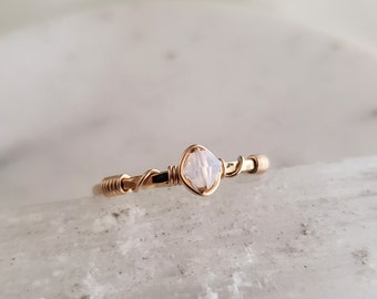 Anillo de cristal Swarovski, anillo de ópalo blanco, anillo de cristal delicado, anillo de apilamiento lleno de oro, anillo boho envuelto en alambre martillado, anillo de oro delgado