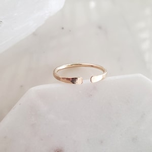 Bague ouverte, bague ouverte, bague en or rose, bague en or martelé simple, bague texturée rustique, bague remplie d&#39;or, bague à empiler, bague minimaliste