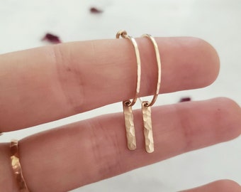 Pendientes de aro delicados, pequeños aros de oro rosa, pendientes de aro con dije, pequeños aros de oro, pendientes colgantes con barra de oro, pequeños aros