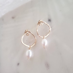 Freshwater pearl earrings gold, Pearl drop earrings, wedding earrings, gold stud earrings, hammered wavy gold earrings, bridal earrings