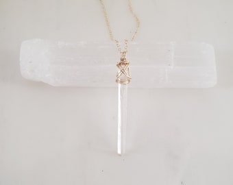 Dainty crystal necklace, raw crystal necklace, Clear quartz necklace, gold pendant necklace, healing crystal necklace, quartz point necklace