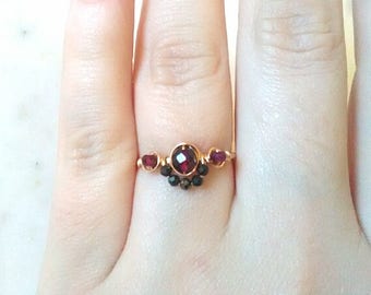 Anillo granate delicado, anillo granate de oro, anillo de piedra de nacimiento de enero, anillo de oro delicado, anillo granate y espinela, anillo envuelto de alambre, regalo para ella