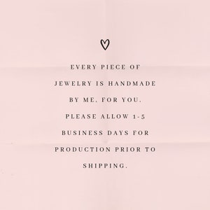 Puede incluir: Un fondo rosa con un mensaje escrito a mano que dice: "♡ EVERY PIECE OF JEWELRY IS HANDMADE BY ME, FOR YOU. PLEASE ALLOW 1-5 BUSINESS DAYS FOR PRODUCTION PRIOR TO SHIPPING."