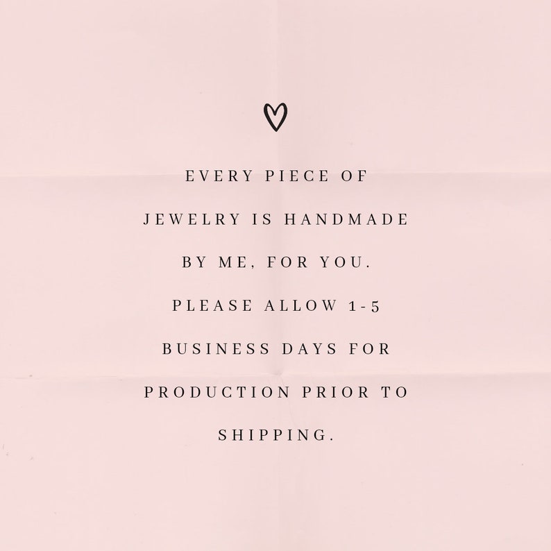 Puede incluir: Un fondo rosa con un mensaje escrito a mano que dice: "♡ EVERY PIECE OF JEWELRY IS HANDMADE BY ME, FOR YOU. PLEASE ALLOW 1-5 BUSINESS DAYS FOR PRODUCTION PRIOR TO SHIPPING."