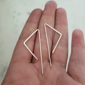 Silver geometric threaders, modern wire threader, minimal wire earrings, everyday earrings, simple silver earrings