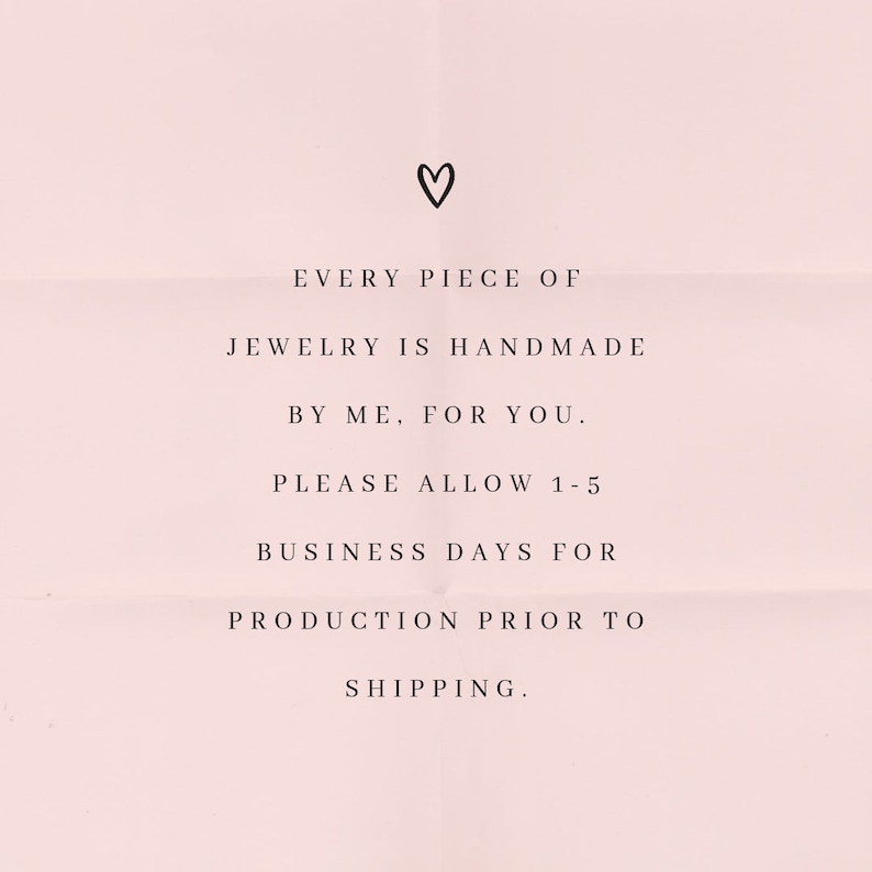 Peut inclure: Un fond rose avec un message &eacute;crit &agrave; la main qui dit : "♡ EVERY PIECE OF JEWELRY IS HANDMADE BY ME, FOR YOU. PLEASE ALLOW 1-5 BUSINESS DAYS FOR PRODUCTION PRIOR TO SHIPPING."