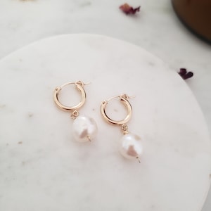 Pearl drop huggie earrings, gold huggie hoop earrings, small gold pearl earrings, bridal earrings, bridesmaid earrings, huggies earrings