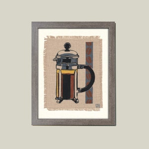Könnte beinhalten: Ein gerahmter Druck einer French Press auf einem Jute-Hintergrund mit einem braunen und blauen Streifen aus Kaffeebohnen. Die French Press besteht aus Glas und Metall und ist mit Kaffee gefüllt.