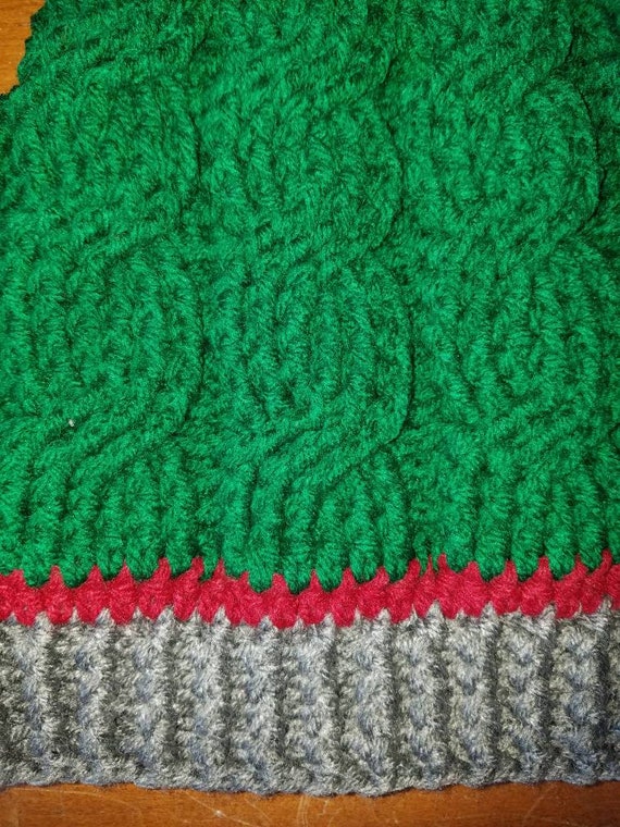 Crochet Cable Knit Beanie in Green, Red, and Grey - Etsy display picture 2