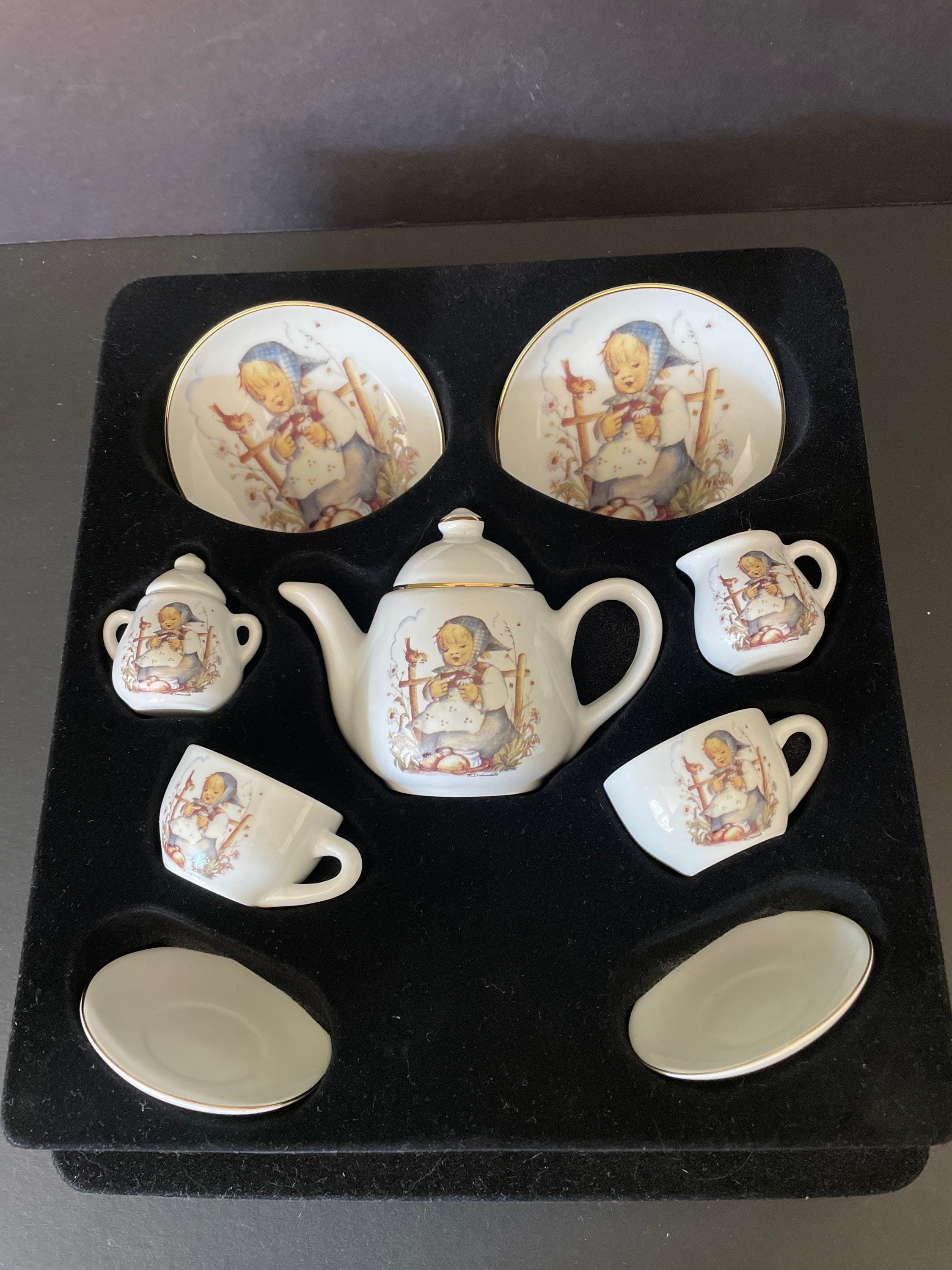 Reutter Porzellan MJ Hummel 11 piece Child's Tea Set : Er