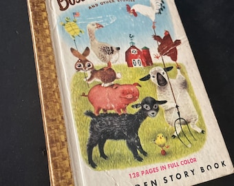 Könnte beinhalten: Ein Vintage-Golden-Book mit dem Titel "The Boss of the Barnyard and Other Stories". Der Umschlag zeigt eine farbenfrohe Illustration von Bauernhoftieren, darunter ein Schwein, eine Ziege, ein Hahn, eine Gans, ein Kaninchen und ein Küken. Das Buch hat 128 Seiten in voller Farbe.