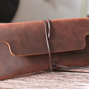 Scheckbuchhülle aus Leder, schlank, minimalistisch, Leder in Distressed-Optik, Geschenke für Mama, kostenlos benutzerdefinierte, Monogramm Brieftasche, personalisierte Frauen, LT531