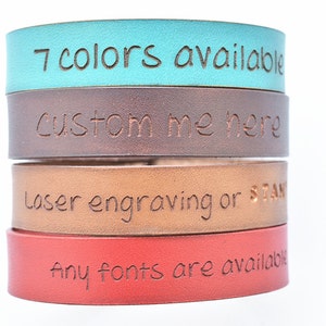 Pu&ograve; includere: Pila di quattro braccialetti in pelle di diversi colori, ognuno con un messaggio inciso diverso. Il braccialetto superiore &egrave; turchese e dice "7 colori disponibili". Il secondo braccialetto &egrave; marrone e dice "Personalizzami qui". Il terzo braccialetto &egrave; color sabbia e dice "Incisione laser o timbro". Il braccialetto inferiore &egrave; rosso e dice "Tutti i font sono disponibili".