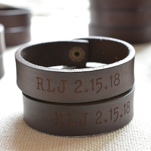 Bracciale unisex, involucro personalizzato, regalo di nozze fatto a mano, braccialetto inciso, gioielli in pelle, polsino in pelle da uomo, regalo per lei, rosso immagine 3