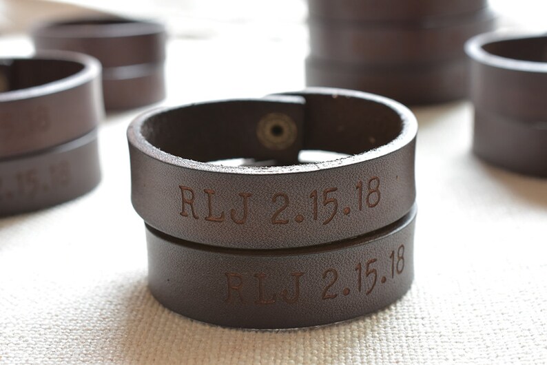 Bracciale unisex, involucro personalizzato, regalo di nozze fatto a mano, braccialetto inciso, gioielli in pelle, polsino in pelle da uomo, regalo per lei, rosso immagine 3