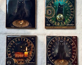 Pode incluir: Um conjunto de quatro porta-copos quadrados com ilustrações de gatos pretos e designs de tabuleiros de espiritismo. Cada porta-copos exibe letras, números e as palavras Yes, No, Hello e Goodbye. As artes incluem um gato com uma bola de cristal, um gato com uma vela e outros motivos místicos em tons escuros.