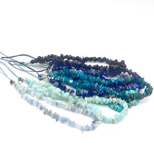 Pulsera para teléfono con piedra azul / Correa personalizada con cuentas de cristal / Cordón para teléfono con piedras preciosas curativas (aguamarina, lapislázuli y sodalita)
