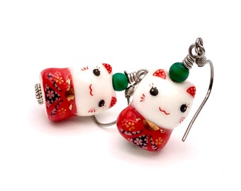 Boucles d'oreilles Maneki Neko rouge, boucles d'oreilles pendantes en céramique chat porte-bonheur