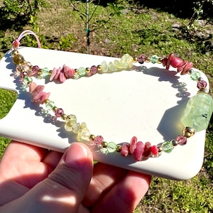 Amuleto de cristal para teléfono, cadena para teléfono de prehnita verde, correa de piedra preciosa de turmalina, amuleto de llave con cuentas rosas, pulsera para teléfono, accesorio de cadena para funda de teléfono