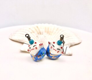 Orecchini Zenvie Maneki-neko, Gatto Portafortuna In Argento Sterling 925 Con Cristalli E Resina, Misura 6,2x9 Mm, Leggeri 0,55 G, Chiusura A Farfalla