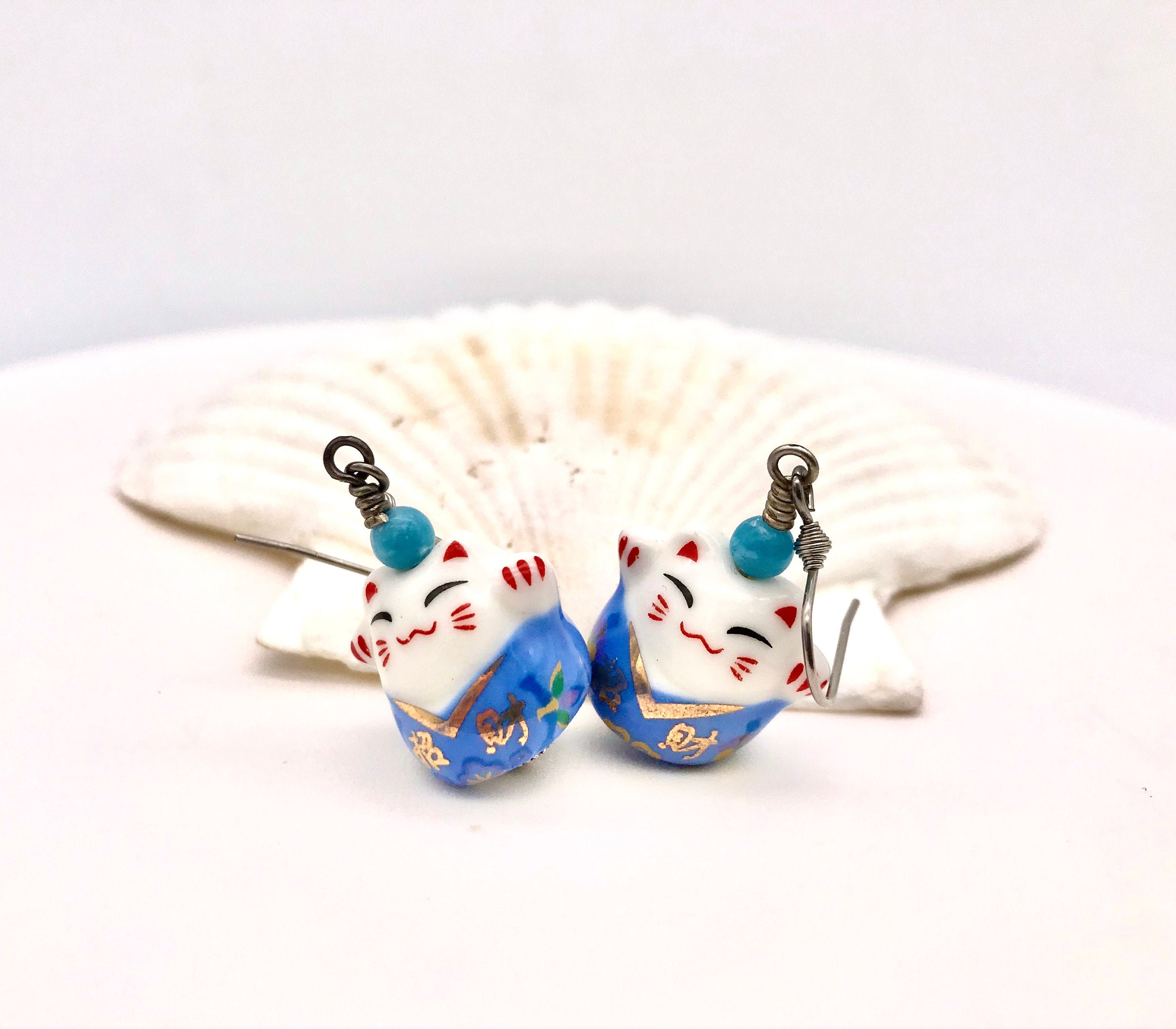 Orecchini Zenvie Maneki-neko, Gatto Portafortuna In Argento Sterling 925 Con Cristalli E Resina, Misura 6,2x9 Mm, Leggeri 0,55 G, Chiusura A Farfalla