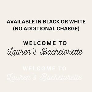 Puede incluir: Texto en un fondo crema que dice "DISPONIBLE EN NEGRO O BLANCO (SIN CARGO ADICIONAL)" y "WELCOME TO Lauren's Bachelorette" en una elegante escritura. Una versi&oacute;n descolorida del texto est&aacute; debajo.