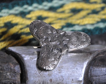 Broche de trébol vikingo de Birka (bronce), reproducción de un hallazgo funerario (réplica de museo).