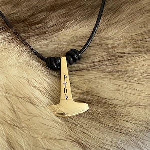 Tissø Mjöllnir mit DEINER GRAVUR - XL Thors Hammer, Museumsreplik - Wikinger Amulett aus massiver Bronze