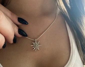 Edelweiss flower - courage and devotion symbol - symbolic feminine pendant || Sterling silver