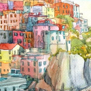 K&ouml;nnte beinhalten: Aquarellmalerei eines farbenfrohen K&uuml;stendorfes. Geb&auml;ude in Rosa, Orange und Blau sind an einem Hang gestapelt. Das Kunstwerk hat einen lockeren, ausdrucksstarken Stil mit sichtbaren Pinselstrichen und einem hellblauen Himmel.