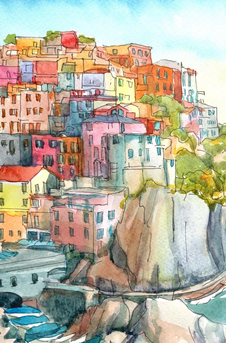 K&ouml;nnte beinhalten: Aquarellmalerei eines farbenfrohen K&uuml;stendorfes. Geb&auml;ude in Rosa, Orange und Blau sind an einem Hang gestapelt. Das Kunstwerk hat einen lockeren, ausdrucksstarken Stil mit sichtbaren Pinselstrichen und einem hellblauen Himmel.