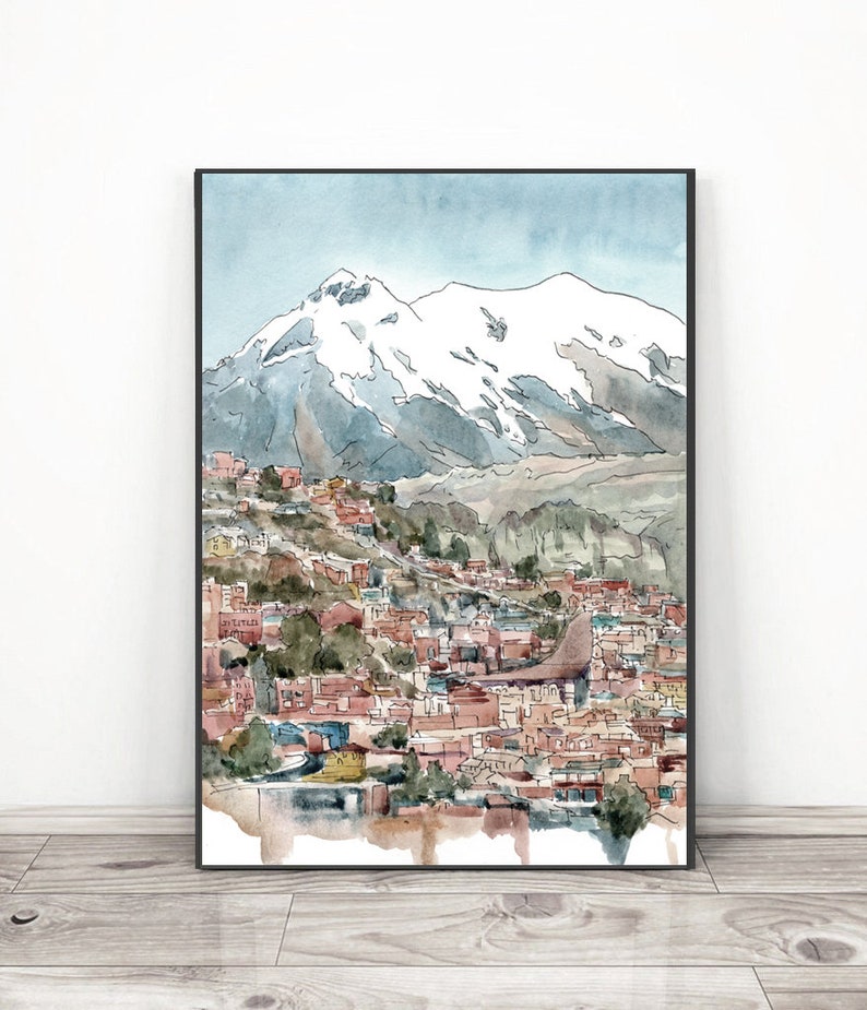 Pu&ograve; includere: Un dipinto ad acquerello di una citt&agrave; incastonata in una valle di montagna. Le cime delle montagne sono coperte di neve e la citt&agrave; &egrave; dipinta in tonalit&agrave; di marrone, rosso e verde.